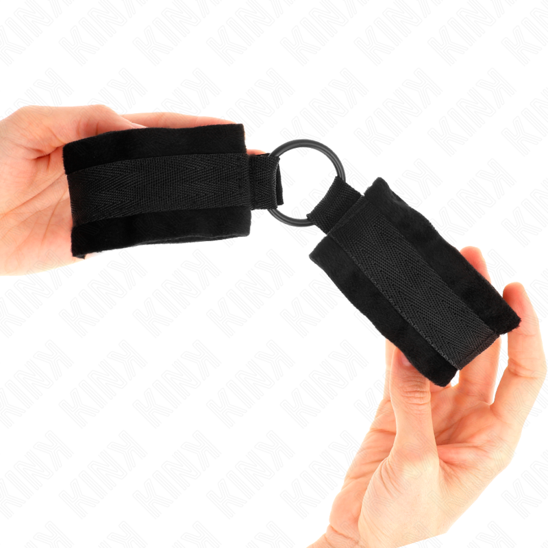 KINK - MANCHETTES DÉBUTANT FOURRURE 25 CM AVEC O-RING 4 CM NOIR AJUSTABLE 15-25 CM - 7eme ciel